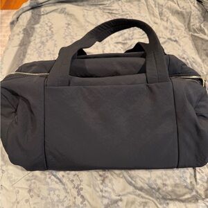 Lululemon “On My Level” barrel duffle bag NWT
